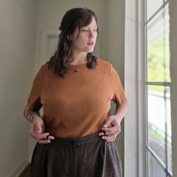 Ava & Viv Women's Short Sleeve Ribbed Top in Rust - Picture 4 of 8